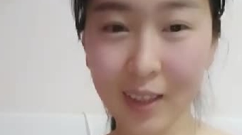 良家少妇在家憋坏了，玩直播补贴家用，镜头前很蒙蔽摸着奶子玩逼，网上买了个假阳具学着自慰，精彩不要