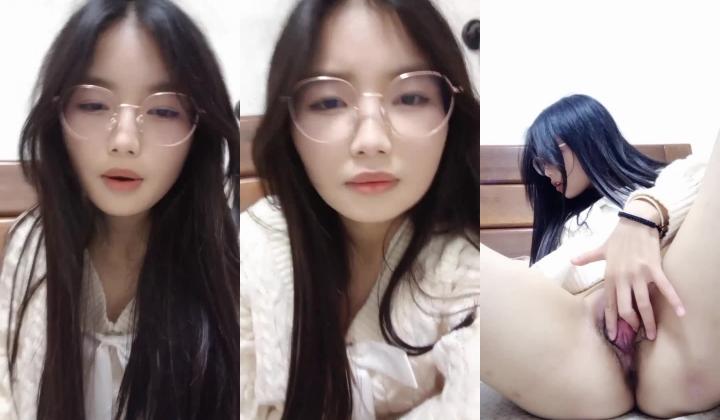 带眼镜长相甜美的妹子，做直播，勾引狼友想看逼需要刷小礼物，聊骚，自己吸烟掰穴