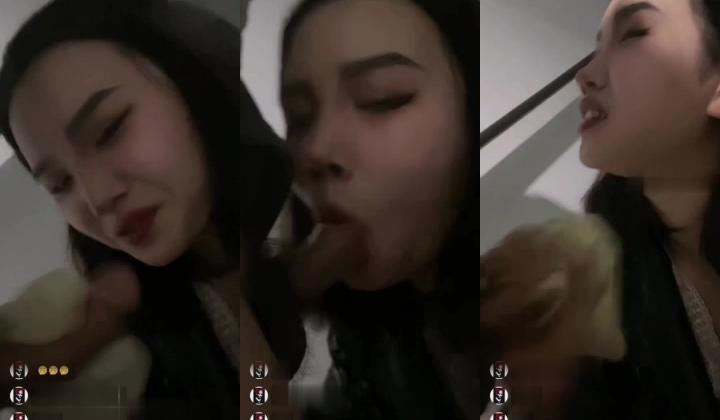 抖音网红现场直播，小区内散步露出，骚话勾引处男路人，楼道内深喉口交，射嘴里吐出来，再吞掉！简直不
