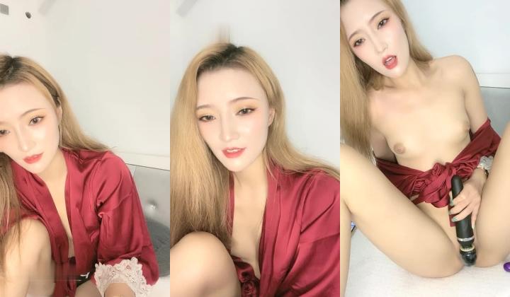 精致少妇人间水蜜桃呀全程露脸大秀直播，肛塞插菊花愿做的你骚狐狸，粉嫩骚逼大黑牛加道具激情抽插呻吟
