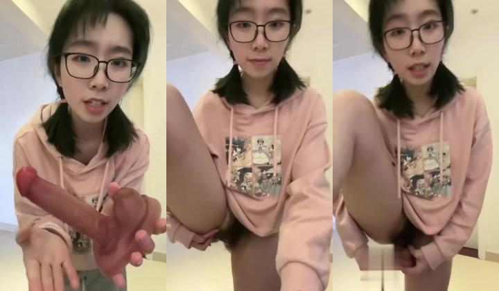 极品反差婊 戴眼镜的骚逼，十个眼睛九个骚，阴毛旺盛，用大玩具插自己的骚逼！