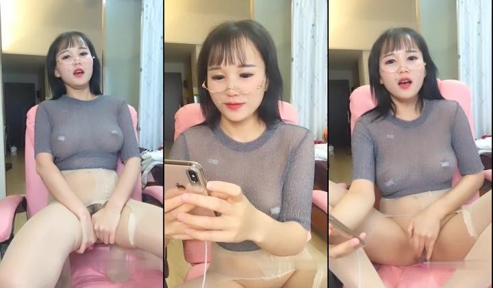颜值高身材丰满美女主播 跳蛋插穴大秀 掰开木耳看很漂亮很诱人