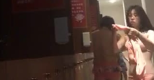 坑爹女主播潜入某游乐园浴场更衣室偷拍直播在里面逛了一圈