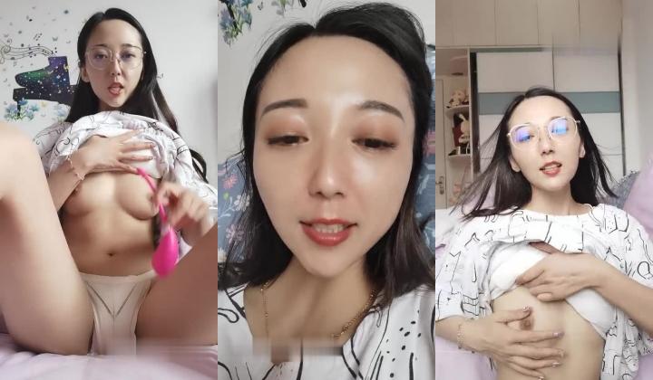 纯纯的妹妹露脸大秀直播，姨妈来了都不休息，自己玩奶子带着卫生巾玩跳弹自慰骚逼，精彩不要错过