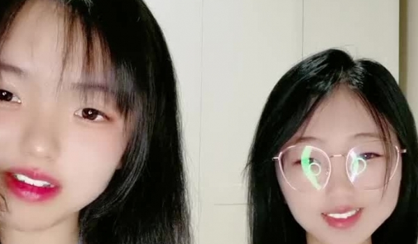 童颜巨乳小嫩逼，风骚好姐妹一起大秀直播诱惑，淫声荡语互动撩骚，揉奶玩逼特写展示小粉逼，精彩不要错
