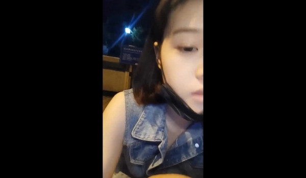 漂亮女主播户外真空露出大阴唇 在野外无视身边经过的路人冲动直播逼逼，白嫩大长腿不知道被哪个路人搞