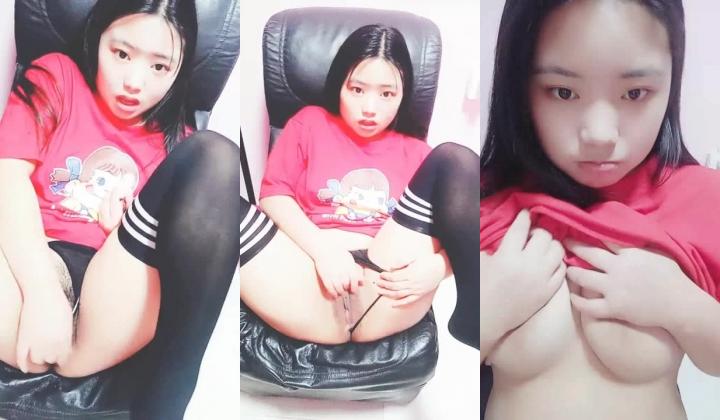 可爱丰满年轻小美女收费直播大秀 穿着丝袜坐在椅子上 掰开内裤 自慰插穴