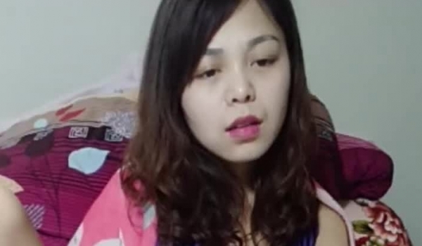 骚情淫荡小少妇半躺着炮机插穴大秀 看表情很是享受