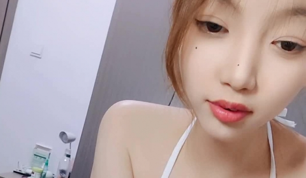 清纯小美女一枚，全程露脸白丝情趣穿着性感的小内衣诱惑狼友，互动撩骚听指挥跳蛋塞逼里道具抽插，呻吟