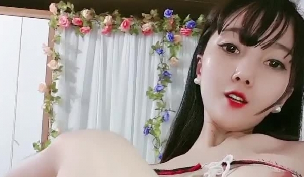 半糖粉红色 ️人如其名粉红水嫩鲍鱼，楚楚动人这小骚穴一张一合太迷人了哟 ️水都含在洞口等哥哥来疼