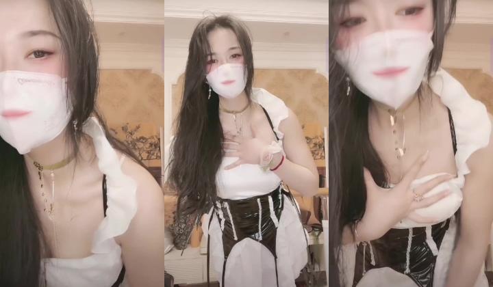 抖音小网红女神 稀有玩法 穿着牛仔裤户外喷尿 直播间上演喷泉 为什么她这么浪还这么多淫水