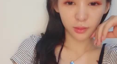 苗条身材颜值不错骚气妹子自慰秀 掰开逼逼手指插入跳蛋震动非常诱人