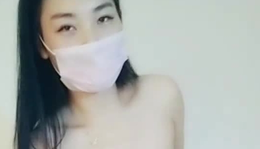 年轻美女主播 一多自慰大秀 身材也很苗条 不停的搔首弄姿揉穴自慰