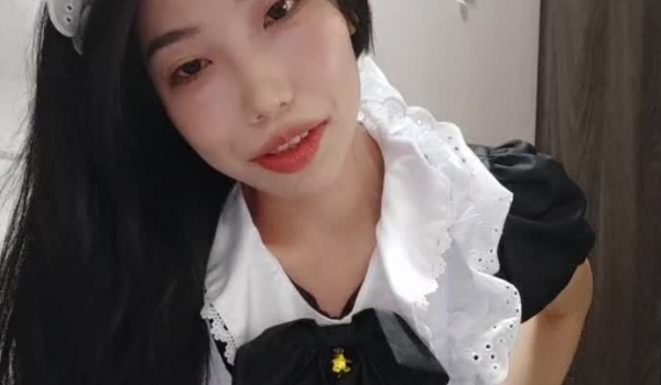 极度淫荡反差骚母狗主播收费房大秀搔首弄姿想被操，吊带黑白丝袜，骑乘位炮友猛操，喜欢被狠狠干，操完