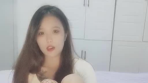 好久不见的老主播，在家撩骚狼友聊天，和新交的男友做爱直播给大家看无套啪啪最后口爆一嘴