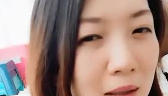 皮肤白皙的风骚少妇 全裸揉奶诱惑 沙发上道具插逼自慰大秀 快速抽插呻吟 叫声淫荡 非常精彩