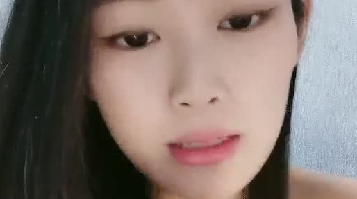 重口味逼奴露脸直播大秀，给菊花灌奶喷在杯子里自己喝好有味，辣椒胡萝卜道具插菊花，玩弄炮击跟狼友互