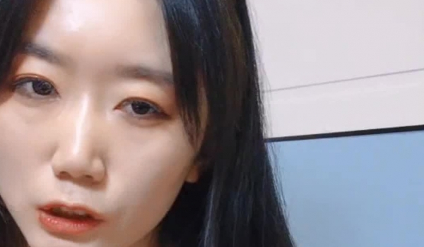 白丝露脸文静的小少妇在家一个人发骚，跟狼友互动撩骚，逼里塞着跳蛋震动自慰，特写给狼友展示，酸爽诱