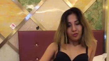 手机直播福利之国外小姐姐露脸，乌克兰的妹子很有那股骚劲，风骚翘臀被大哥调教玩逼特写展示