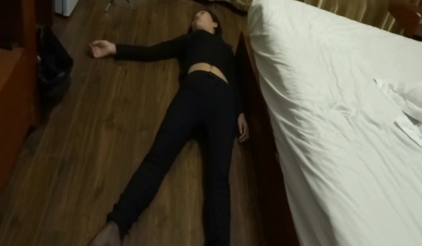 变态三人组迷翻大长腿少妇 ️换上各种丝袜各种奇葩玩弄