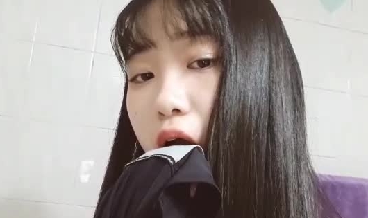 莲花女神、清新脱俗的美少女，场景刺激，户外亭子，公共澡堂自慰，牙刷刷逼再用来刷牙，骚贱贱的淫荡表