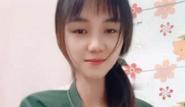 颜值不错的良家小少妇下海淘金直播赚生活费，全程露脸坐插大号道具，揉着奶子浪叫呻吟，淫水多多看骚逼
