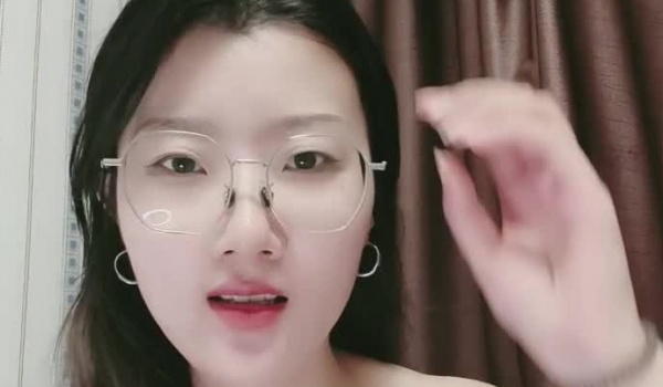 气质不错的小少妇露脸激情大秀，前一秒很端庄，后一秒超级骚，情趣连体黑丝漏奶装，道具摩擦骚穴插入搅