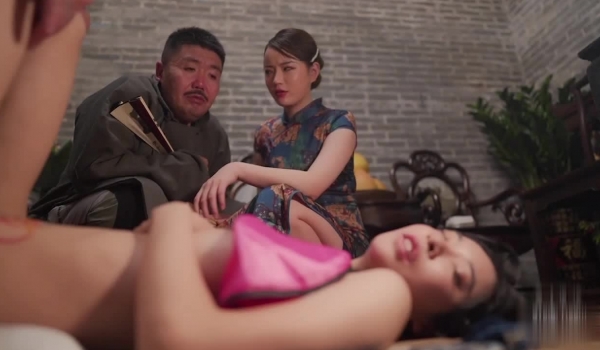 星空传媒 XK8100大宅院的女人被围观的高潮 超强国民风剧情 妙躯五姨太惨遭老爷子下欢合散 近