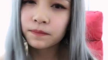 颜值不错骚气灰色假发妹子情趣装白丝 沙发上玻璃黄瓜跳弹自慰大秀 呻吟娇喘