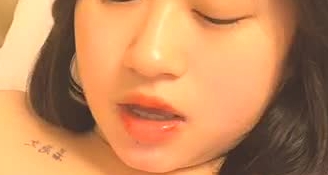 露脸小嫩妹子在家寂寞坏了，迟迟不开学玩会直播挣钱，全程露脸逼毛都刮了网上买的道具抽插骚逼高潮呻吟
