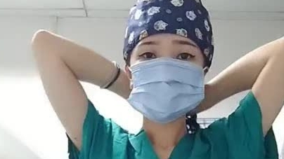小美女护士心儿 手术会议室领导讲话，跳蛋不离身 边听边忍住旁边瘙痒，好多人，完了回科室棉签消毒骚