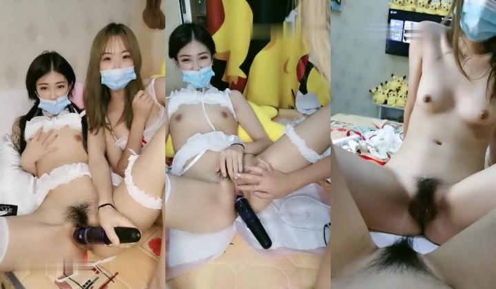 人美嘴甜哪都好看的小七带上小姐妹一起直播挣钱，情趣装很诱惑一起玩弄大黑牛自慰呻吟，互相抚慰磨豆腐