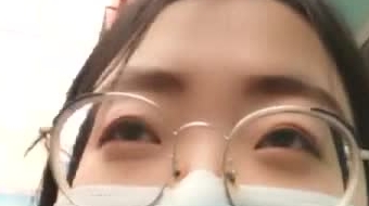 白熊小师妹妮妮家里没地方跑到医院厕所去大秀，露脸玩耍拿个棒棒冰塞骚逼抽插，自己舔淫水，大奶子又白