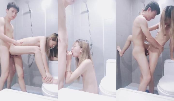 贫乳小娇妻跟小哥酒店直播啪啪，床上口交大鸡巴玩到浴室草嘴，后入骚穴扛腿抽插，浪叫呻吟床上激情上位