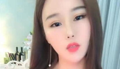 漂亮美女主播韩水水收费大秀 身材也不错 坐在椅子上插穴自慰
