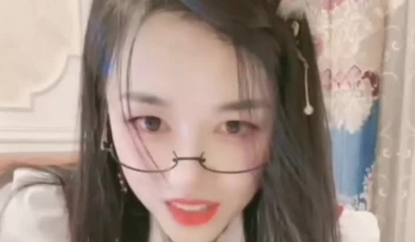抖音小网红女神 稀有玩法 穿着牛仔裤户外喷尿 直播间上演喷泉 为什么她这么浪还这么多淫水
