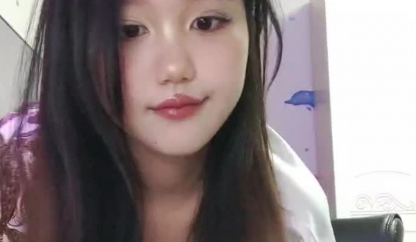 新来的甜美新人全程露脸制服诱惑，黑丝情趣大秀直播，镜头前艳舞诱惑奶子比心，漏出粉嫩逼逼刺激狼友好