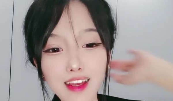 制服黑丝露脸高颜值好身材非常的哇塞啊，在狼友的指挥下慢慢脱光大秀直播，火辣艳舞精彩诱人，逼逼粉嫩