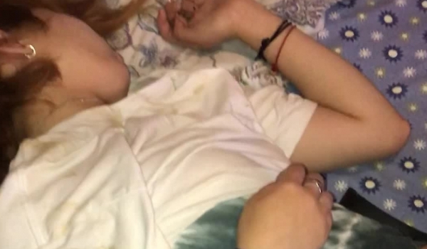 午餐的时候趁机给美女的咖啡里下了迷药带回单身宿舍给她爆肛