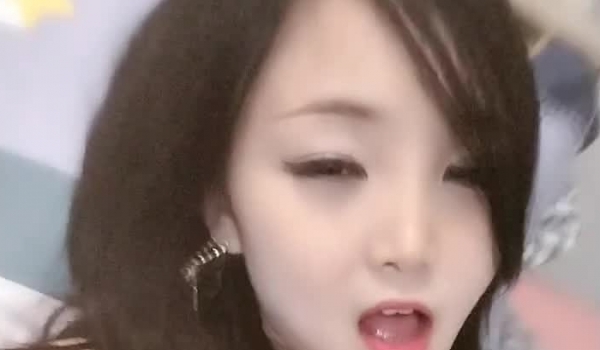 白丝高跟露脸诱人的小女人精彩大秀直播，淫声荡语互动撩骚，揉着骚奶子自慰逼逼给狼友喊爸爸，淫水超级