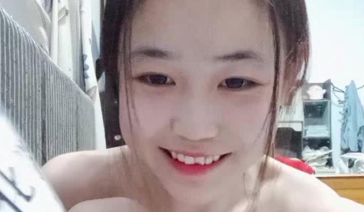 18岁嫩的掐出水的小骚逼露脸镜头前激情大秀直播，揉奶抠逼毛都没长齐就知道挣钱了，逼里塞跳蛋浪叫呻