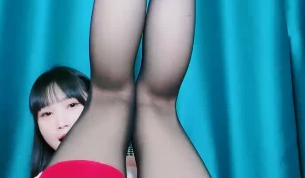 眼神很媚的极品骚妹妹全程露脸大秀直播诱惑狼友，无毛粉嫩骚穴掰开给狼友看特写，尿尿给你看道具抽插冒