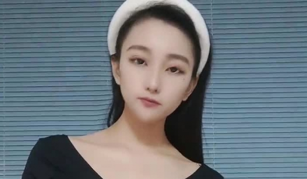 十柒学姐 高颜值女神学妹归来露脸直播，用小嘴伺候大哥鸡巴，撩骚狼友互动揉捏骚奶子，让大哥疯狂草嘴