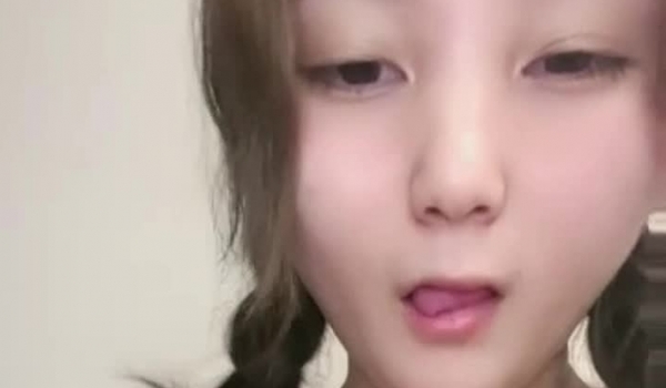 童颜大奶妹子露脸激情大秀直播，手指抠肥逼淫声荡语