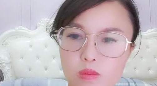 颜值不错气质眼镜少妇道具自慰 脱下牛仔裤近距离跳蛋震动逼逼非常诱人