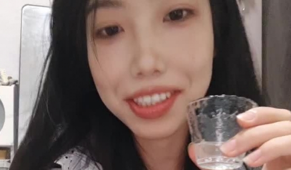 极度淫荡反差骚母狗主播收费房大秀搔首弄姿想被操，吊带黑白丝袜，骑乘位炮友猛操，喜欢被狠狠干，操完