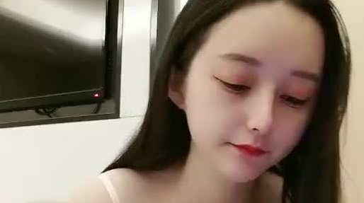极品热巴高颜值美女道具自慰诱惑大秀，撩起衣服露奶椅子上特写震动棒抽插