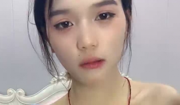 风骚姐妹花全程露脸大秀直播，颜值高奶子大，淫水多多，听狼友指挥抠弄骚穴道具抽插，呻吟可射表情好骚