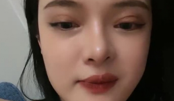 新来的美女，社会小姐姐颜值不错小烟吸的贼熘，逼都被大哥草黑了看着，全程露脸大秀揉奶玩逼互动，精彩