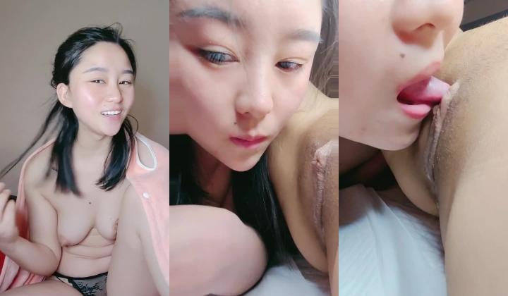 双女大秀天花板，全程露脸吃奶舔逼，淫声荡语淫水喷一脸好刺激，骑在脖子上舔逼玩弄阴蒂喷水给骚女喝好